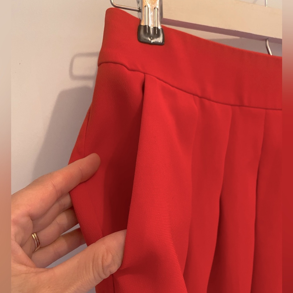 Elegant Banana Republic Pleated Skirt - Picture 3 of 4
